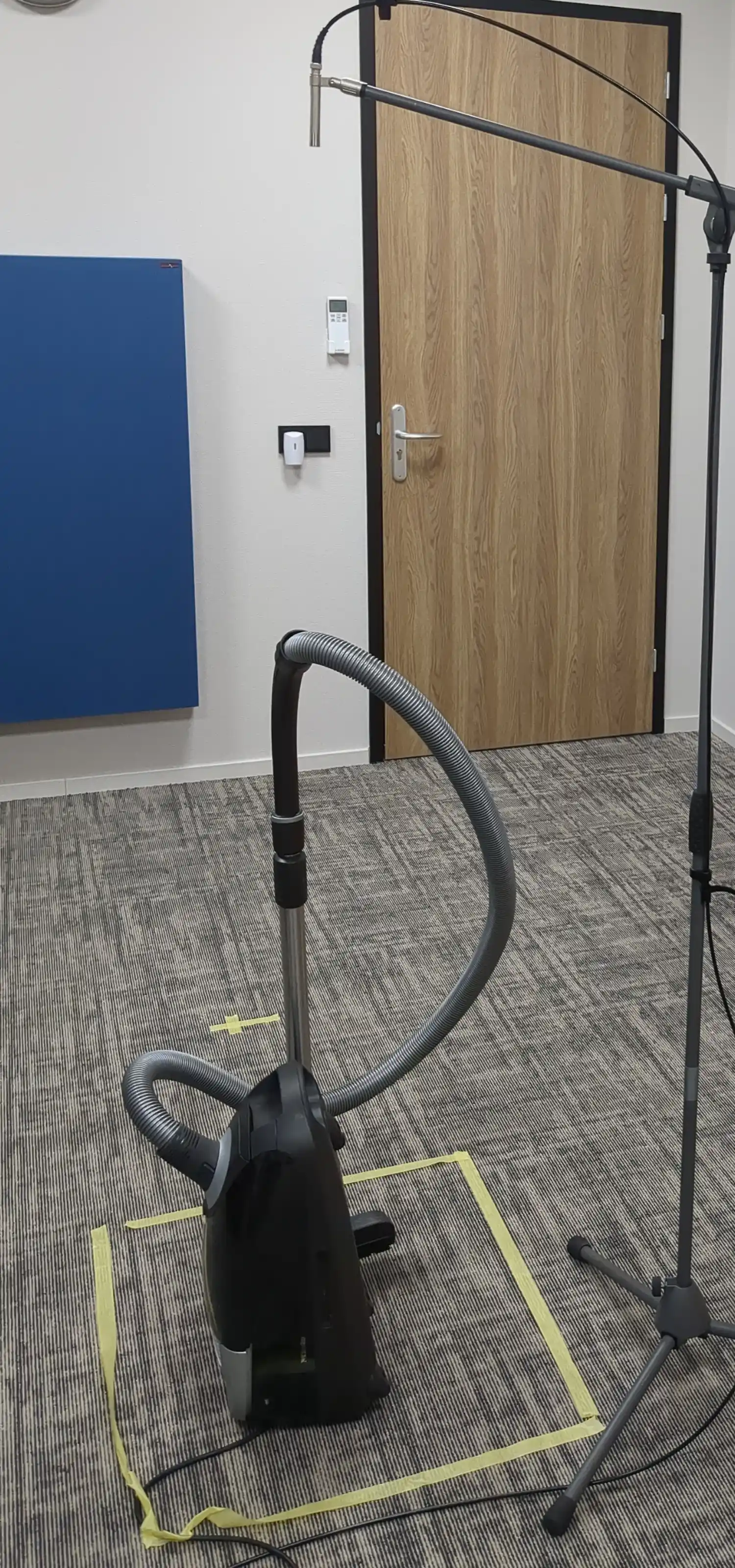 A measurement setup in which the sound of a vacuum is measured